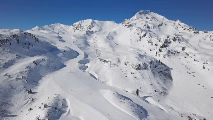 奥地利萨尔茨堡地Obertauern滑雪胜地滑雪场上滑雪者的鸟瞰图。