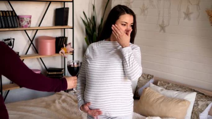 孕妇拒绝喝酒在家的卧室床上。
