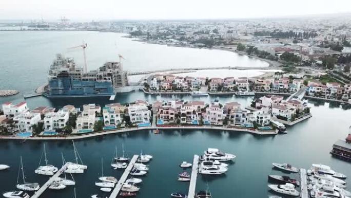 塞浦路斯新利马索尔码头的空中全景，新的豪华住宅和停泊的游艇
