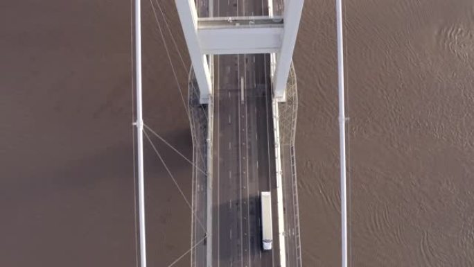 英国鸟瞰图中的卡车和车辆穿越塞文桥