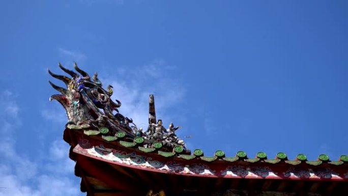 庙宇的屋顶。亚洲的龙石雕和古典建筑。