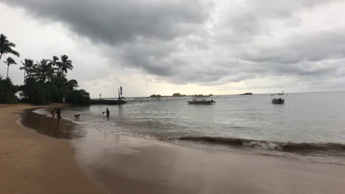 斯里兰卡希克卡杜瓦，风暴前印度洋沿岸