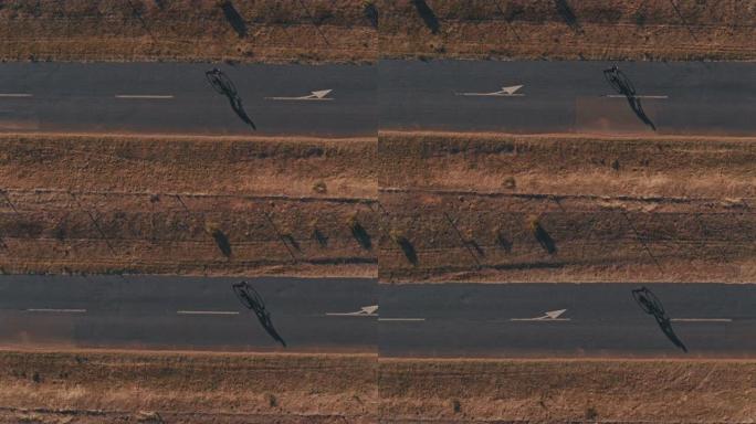 运动员在乡村柏油路上骑自行车