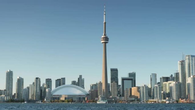 加拿大多伦多-2019年10月10日: 从多伦多岛岸边看加拿大多伦多市中心城市景观安大略湖的天际线景