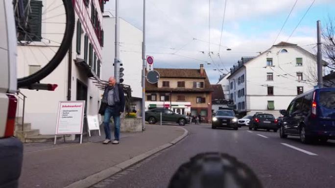 苏黎世宏格后座自行车骑行视点在交通后轮之间移动可见