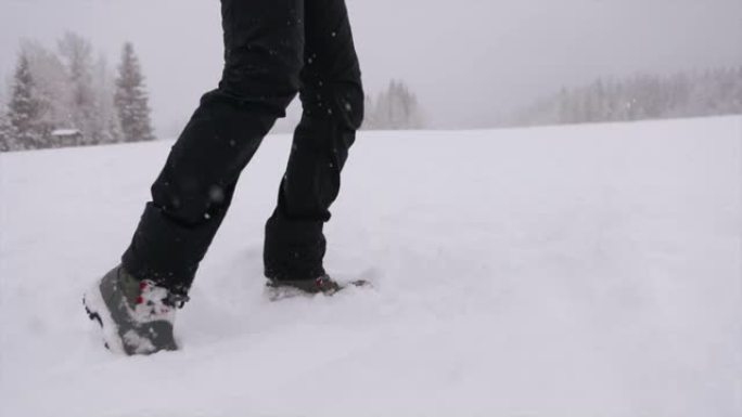 年轻的亚洲妇女在白雪皑皑的公园玩得开心