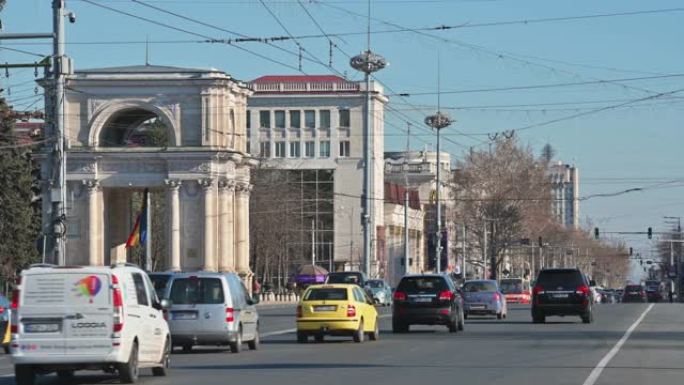 摩尔多瓦基希讷乌国民大会广场上的白天交通