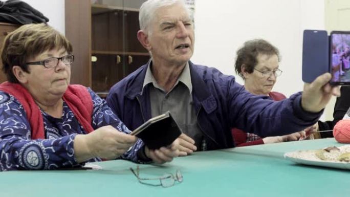 老年男性和老年女性社交和使用手机