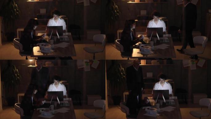 经理对他的工人大喊大叫