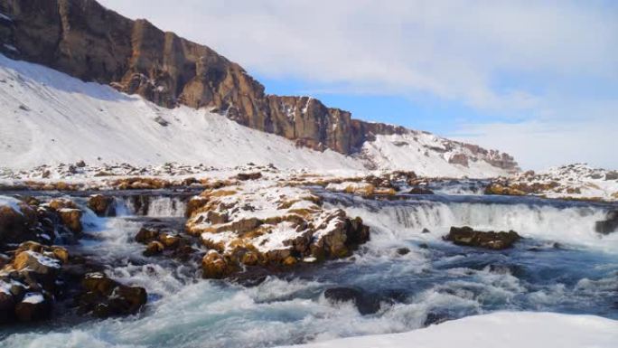 冰冻的河水有瀑布，冬季雪山景观。