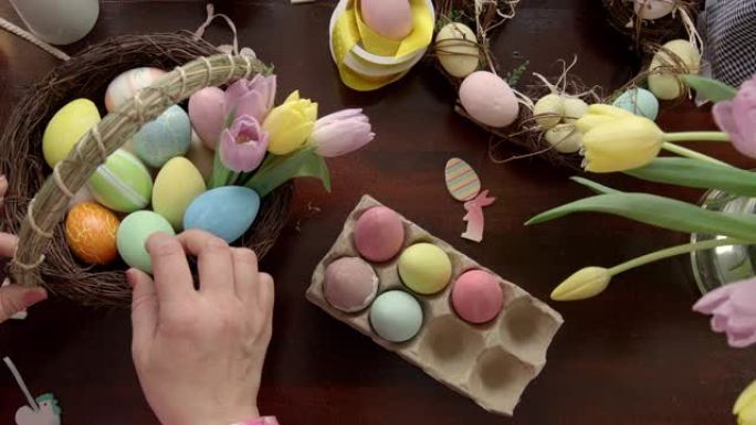 用郁金香和复活节彩蛋装饰复活节
