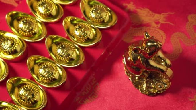 许多带有中文的金元宝上都写着“好运”。黄金鼠。慢慢的锅。中国新年。农历新年。