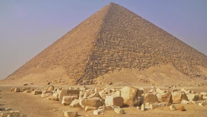 红色金字塔。红色金字塔，也称为北金字塔，是位于埃及开罗达舒尔墓地的三大金字塔中最大的金字塔。