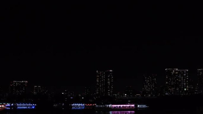 夜间在东京市区的湾区移动霓虹灯船