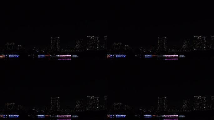夜间在东京市区的湾区移动霓虹灯船