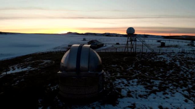 鸟瞰图天文观测站在北高加索深夜以厄尔布鲁士山为背景。低调