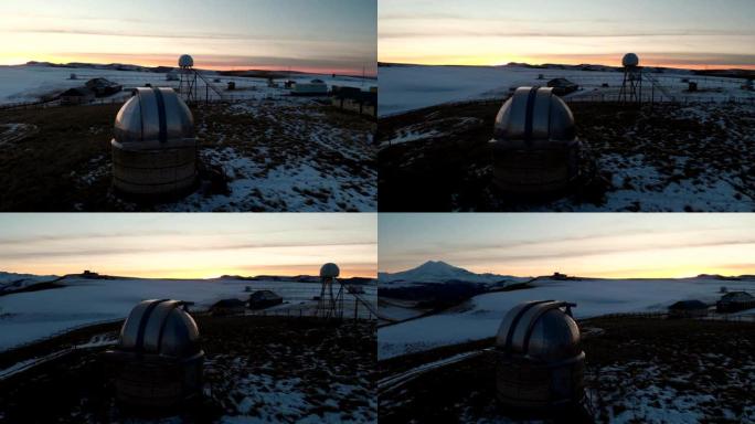鸟瞰图天文观测站在北高加索深夜以厄尔布鲁士山为背景。低调