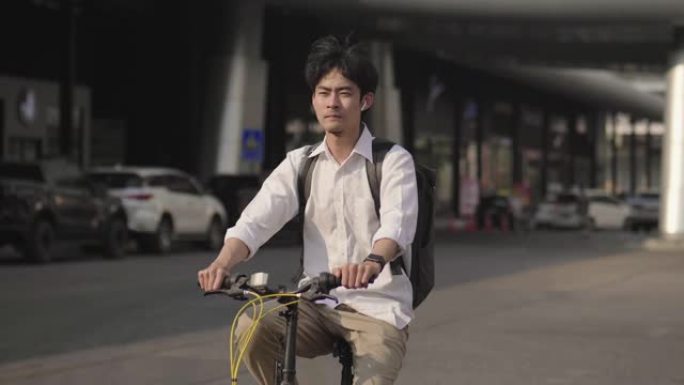商人在曼谷市骑脚踏车