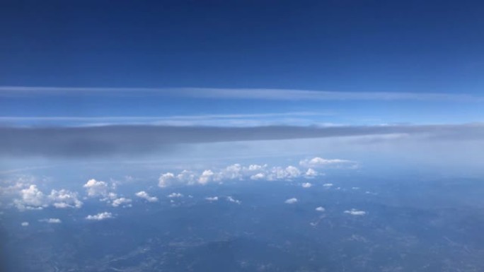 在云层中间飞行云海高空机翼机舱窗外