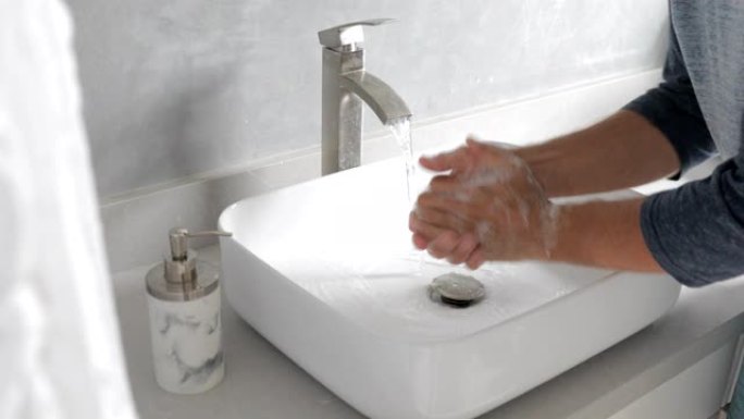 卫生概念。用肥皂洗手