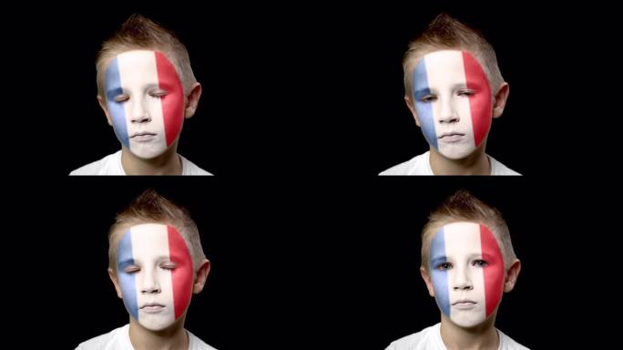 法国足球队的悲伤球迷。脸上涂着民族色彩的孩子。
