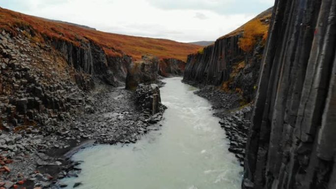无人机飞越冰岛黑色玄武岩柱峡谷