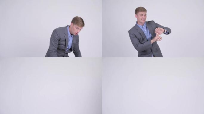 压力很大的年轻金发商人迟到了