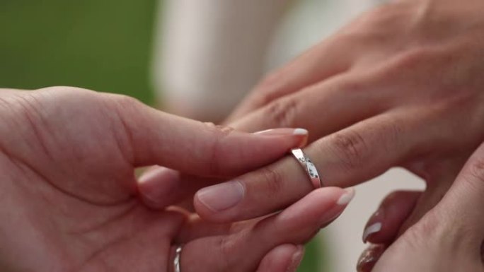 新娘和新郎在婚礼上交换结婚戒指。