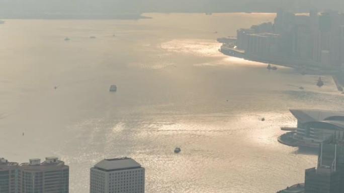 时间流逝的空中香港天际线，香港城市景观位于中国香港维多利亚港上空的摩天大楼