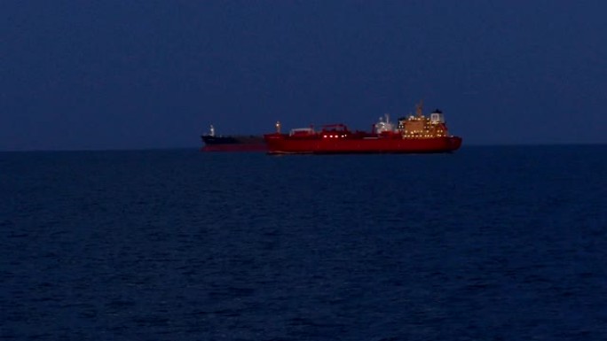 夜海中的油轮和集装箱船