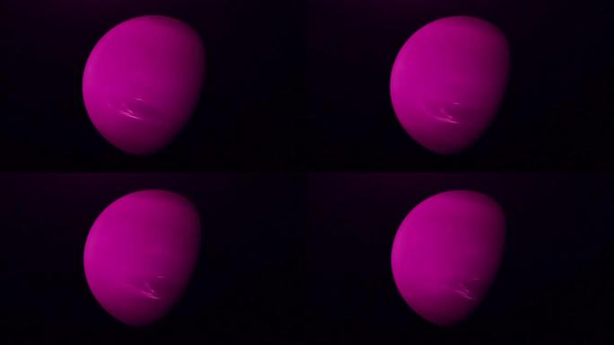 未知的紫色行星在外层空间无尽的恒星中旋转的彩色抽象。动画。行星上的白天和黑夜，光与影，在外层空间旋转