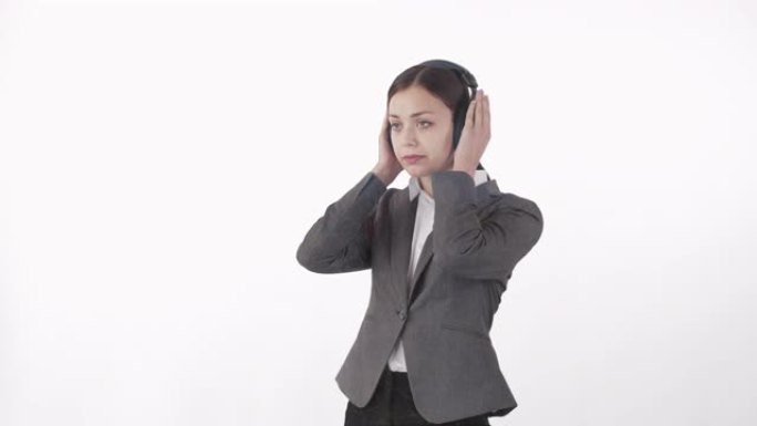 使用耳机进行音频治疗的妇女