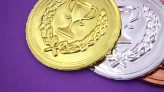 金色、银色和铜牌，紫色背景上有丝带