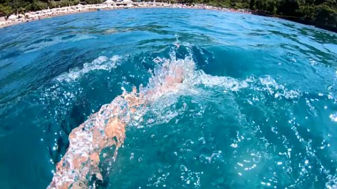 男子在亚得里亚海中自由式游泳