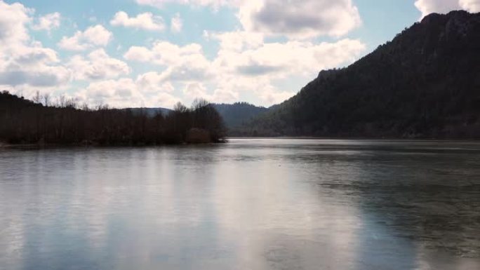 冰湖平静水面