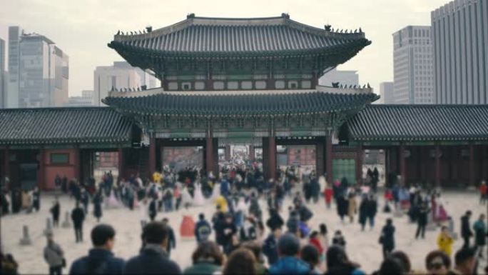 人群前往韩国首尔的景福宫。