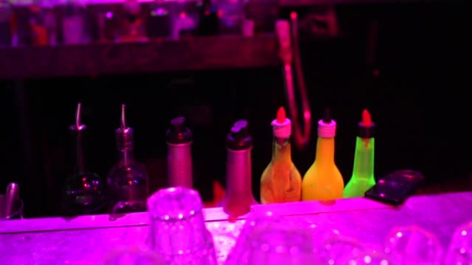 多色瓶子的特写镜头站在吧台上。