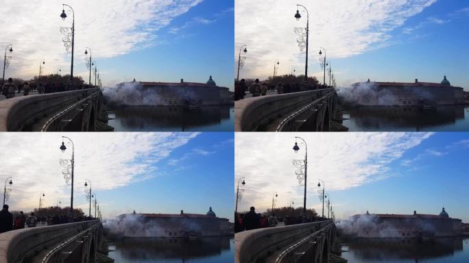 人们走过这座桥烟雾爆炸蓝天白云