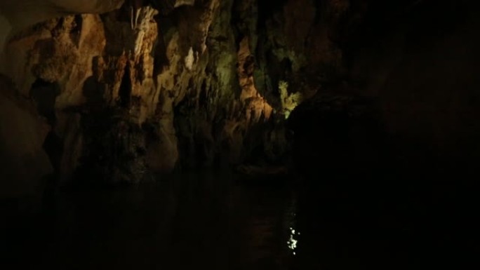 漂浮在充满钟乳石的令人毛骨悚然的黑暗洞穴中