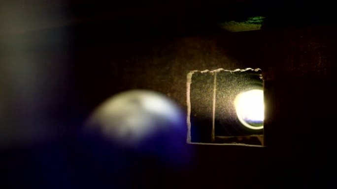 电影放映机发出的光穿过孔