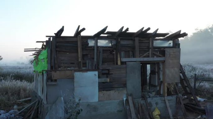 贫民窟小屋是从田间的所有垃圾中收集的。