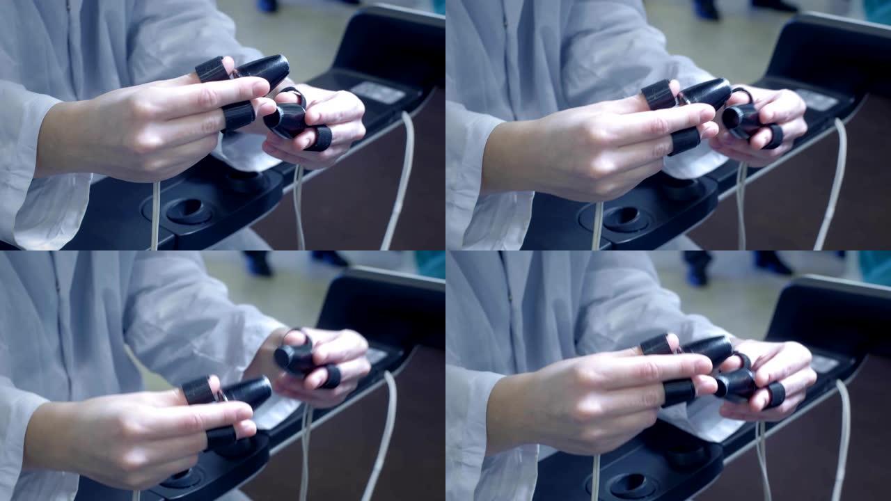 一位女外科医生在虚拟现实中对患者进行手术。管理机械臂的手臂。医学新技术，创新。癌症患者和感染者的远程