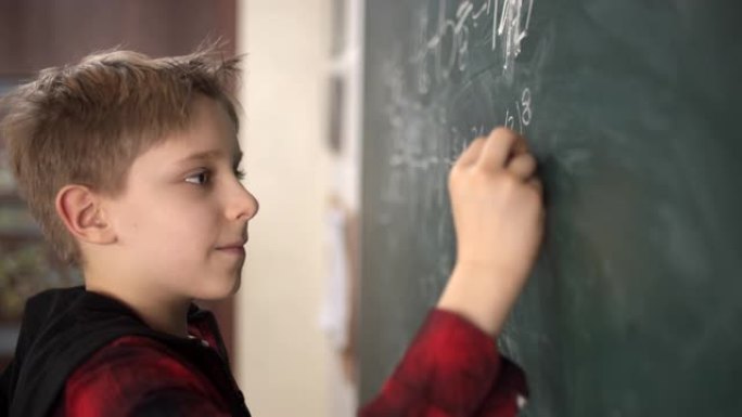 可爱的小男孩在数学课上计算分数