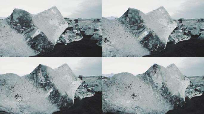 冰岛的钻石海滩或Jokulsarlon冰山海滩。冰岛火山海滩上的水晶冰融化。慢动作多莉射击