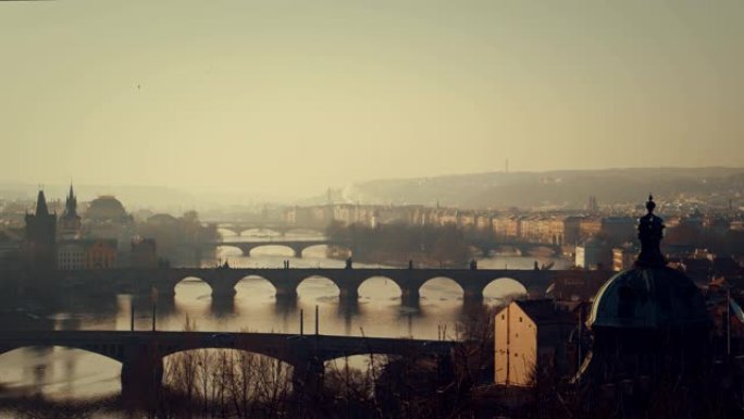 雾霾中的布拉格桥梁全景
