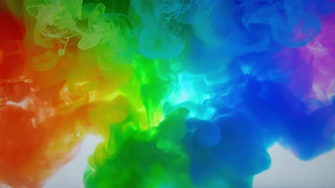 丙烯酸油墨在水中的美丽混合物。彩虹色的墨水流在混合时形成抽象的云。白色背景上的丙烯酸云。慢动作