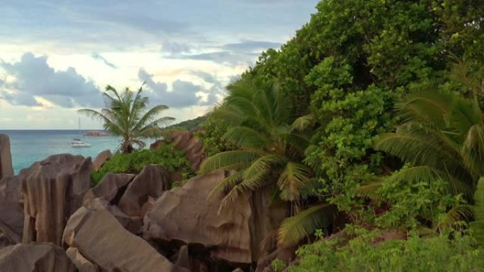 风景塞舌尔岛马埃岛在印度洋，美丽的蓝色大海与海浪，沙滩和绿色森林在热带天堂。旅游图片。海滩、大海、海