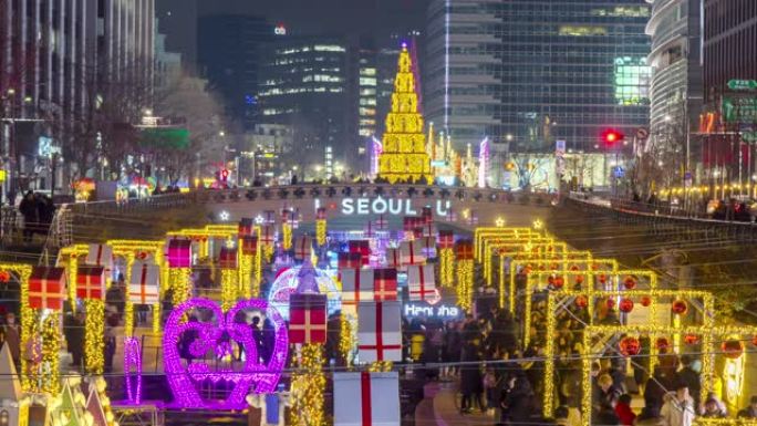 在韩国首尔市，带着圣诞灯参观清溪川溪流的延时游客