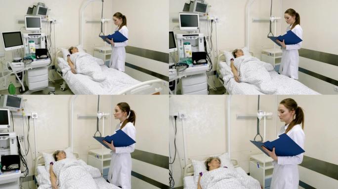 女医生在医院病床上检查老年妇女。4K
