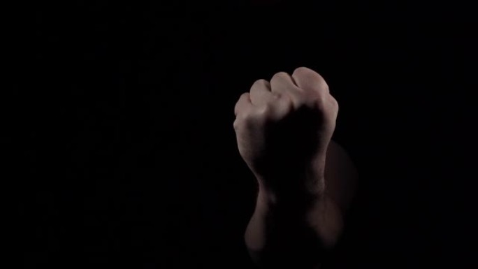 高加索男性手在黑色背景上展示攻击性警告拳头孤立4K